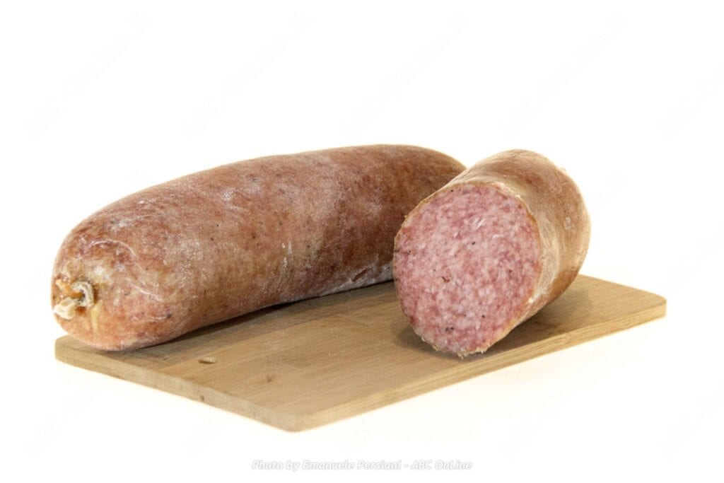 ciauscolo intero e tagliato su tagliere